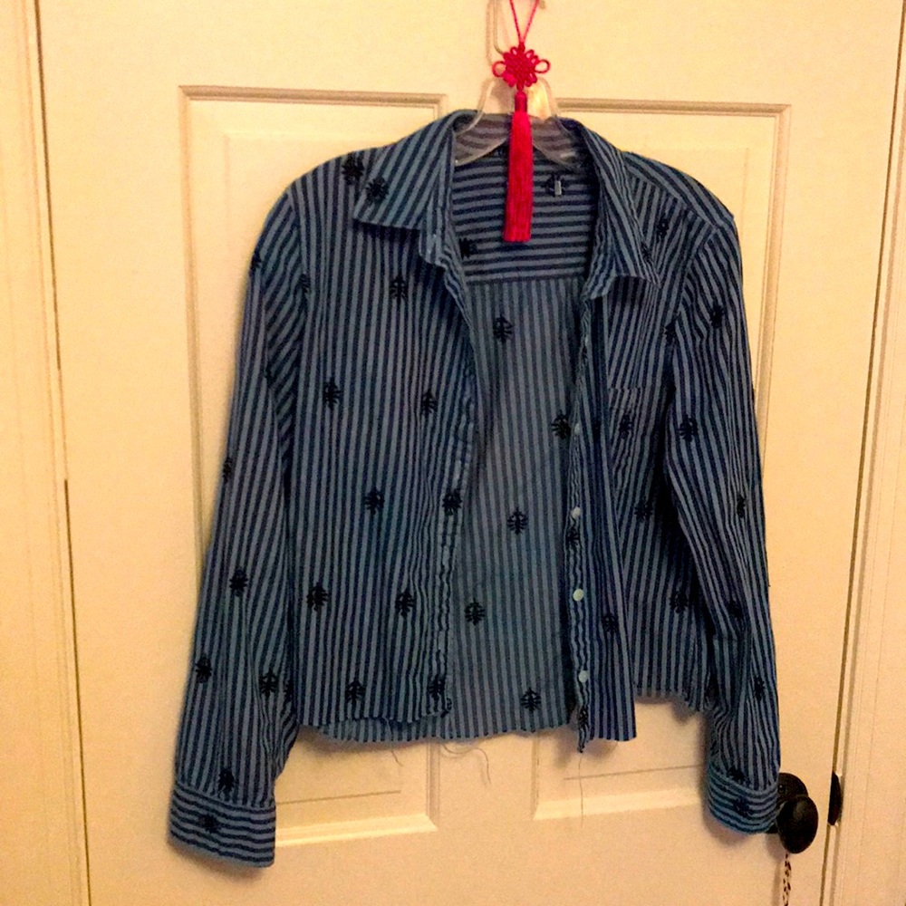 SO COOL! Cropped striped garment dyed embroidered button down 💕